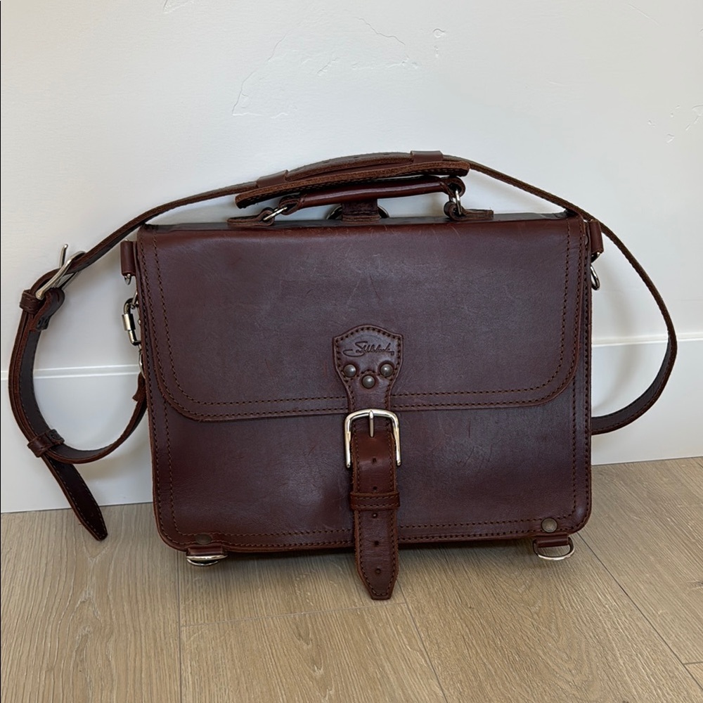 Brown Leather Messenger Bag with Buckle Accents!
100% Leather and never used !